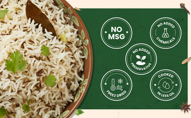Bowl of rice with a green label highlighting health benefits on a wooden surface